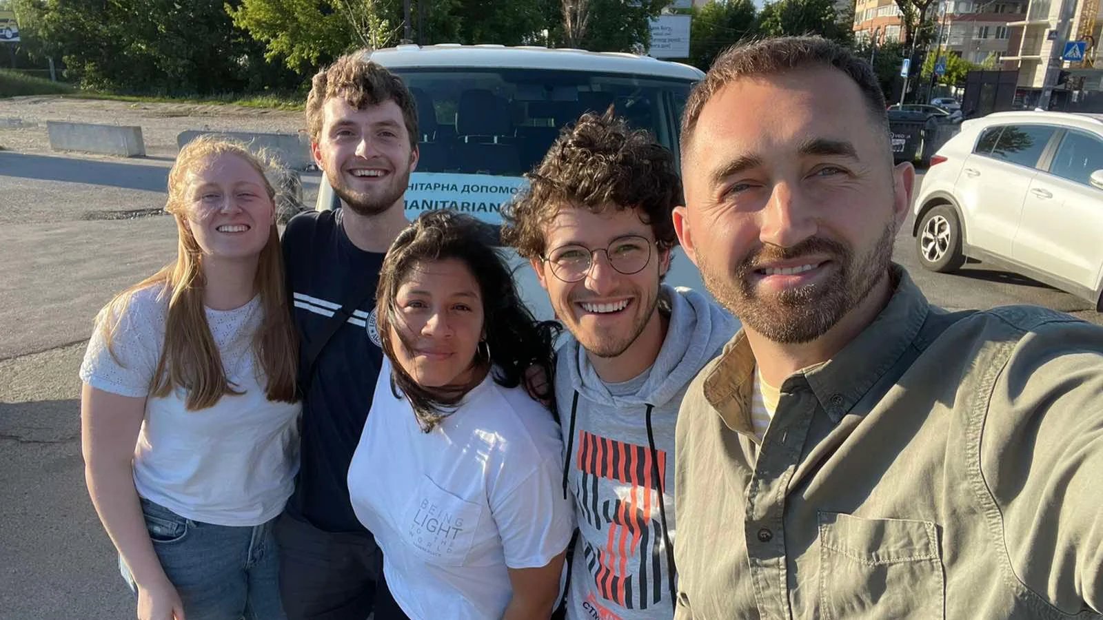 5 missionários da JOCUM levam uma selfie fora de uma van na Ucrânia em 2022