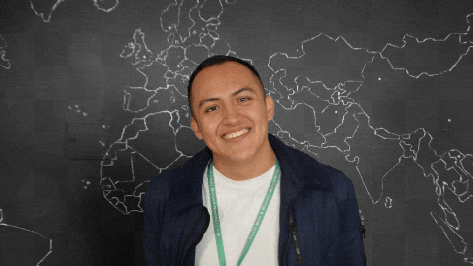 Ein Missionar aus Mexiko vor einer Weltkarte