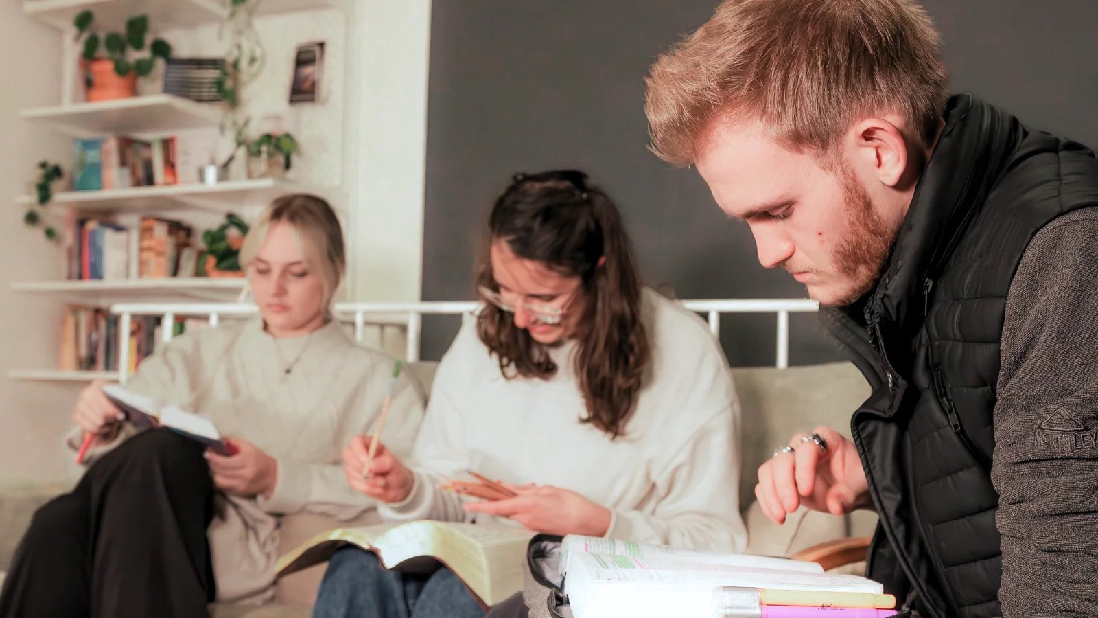 Alumnos que estudian juntos la Biblia